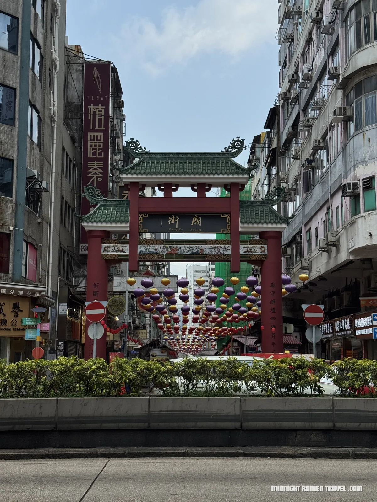 hong kong temple street market entrance
