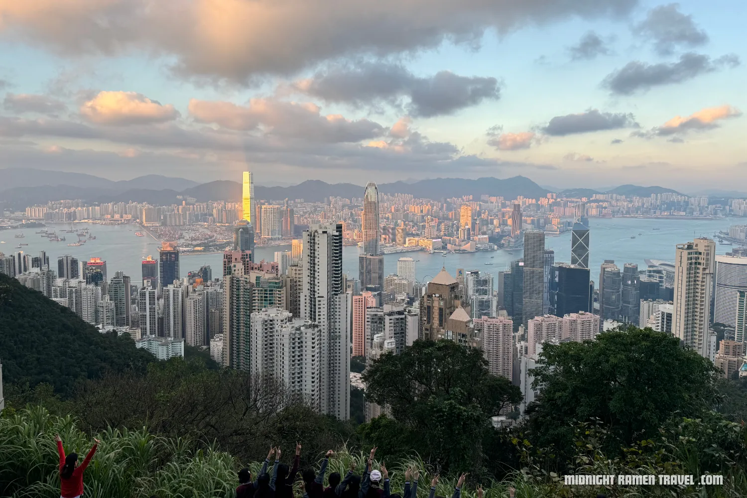 hong kong victoria peak sunset viewpoint crowd